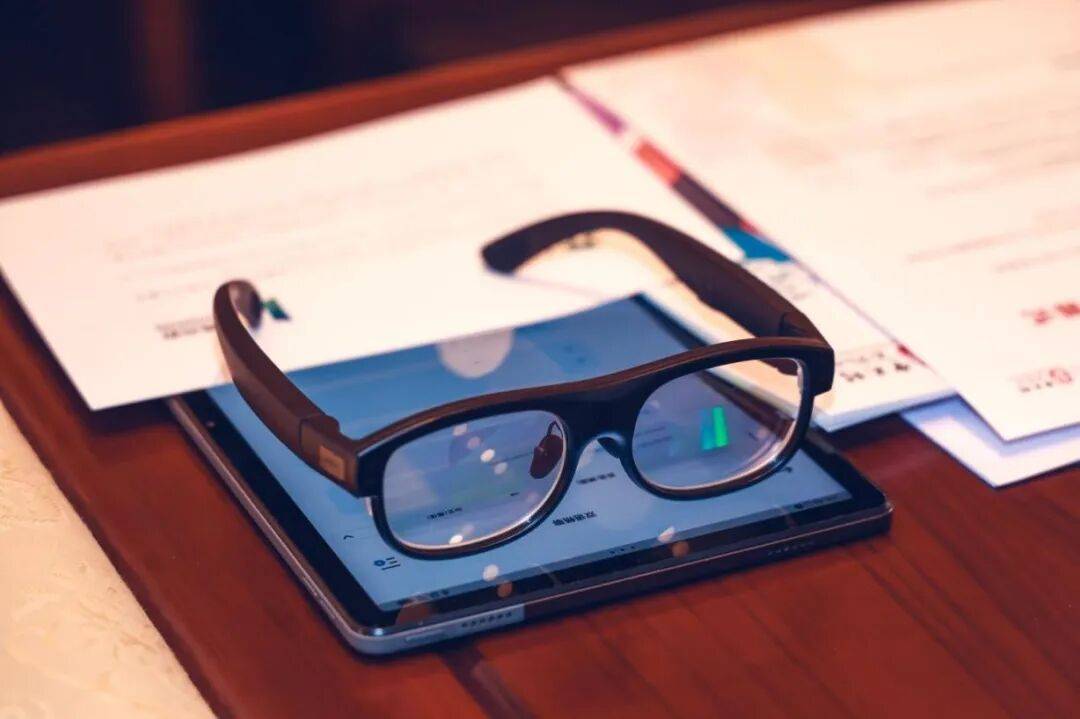 企研发AR翻译眼镜亮相IASP大会ky开元棋牌科技赋能国际交流!京(图1) 企研发AR翻译眼镜亮相IASP大会ky开元棋牌科技赋能国际交流!京(图1)